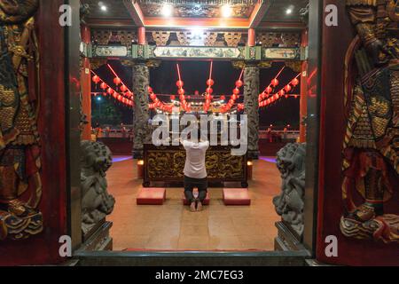 Indonésie. 21st janvier 2023. Un homme est vu comme il se tient sur ses genoux en priant dans le temple. La communauté sino-indonésienne célèbre le nouvel an lunaire chinois, connu localement sous le nom de ''Imlek, '' qui tombe sur 22 janvier 2023, et marque l'année du lapin d'eau, au temple Satya Dharma de Benoa. (Credit image: © Dicky Bisinglasi/ZUMA Press Wire) USAGE ÉDITORIAL SEULEMENT! Non destiné À un usage commercial ! Banque D'Images