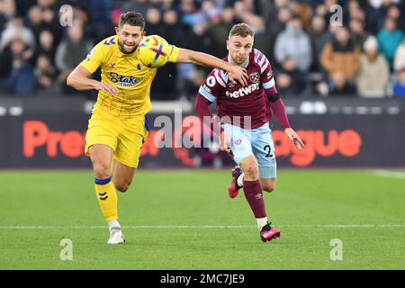 Londres, Royaume-Uni. 21st janvier 2023. Jarrod Bowen de West Ham United et James Tarkowski d'Everton FC défi pour le ballon lors du match de la première ligue entre West Ham United et Everton au stade de Londres, Parc olympique Queen Elizabeth, Londres, Angleterre, le 21 janvier 2023. Photo de Phil Hutchinson. Utilisation éditoriale uniquement, licence requise pour une utilisation commerciale. Aucune utilisation dans les Paris, les jeux ou les publications d'un seul club/ligue/joueur. Crédit : UK Sports pics Ltd/Alay Live News Banque D'Images