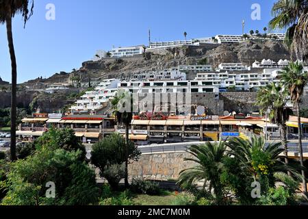 Complexe hôtelier touristique et zone commerçante à flanc de colline dans la ville d'Arguineguín, Gran Canaria Banque D'Images