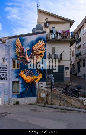 Graffiti sur une façade à Nicosie, symbolisant la fin de la pandémie de Corona par un oiseau coloré qui bat le virus. Banque D'Images