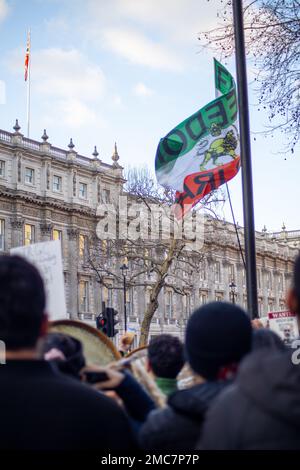 Londres, Royaume-Uni - 21st janvier 2023 : après l'exécution d'Alireza Akbari, des manifestants anti-régime et des militants des droits de l'homme de nationalité britannique et iranienne ont rassemblé outside10 Downing Street pour protester contre l'exécution en Iran et pour dénoncer le régime islamique. Crédit : Sinai Noor/Alay Live News/Shutterstock - usage éditorial UNIQUEMENT. Banque D'Images