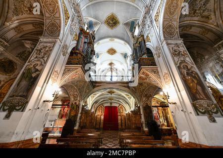 Séville, Espagne - 7 décembre 2021 : intérieur du Real Parroquia de Santa Maria Magdalena de Séville. Banque D'Images