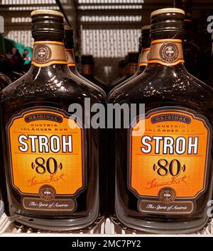 Flacons de rhum Stroh 80 Banque D'Images