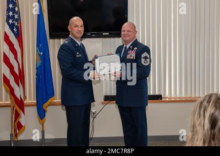 Le sergent-chef Brandon Buser, chef principal de l'escadron de préparation logistique 131st, reçoit un certificat d'appréciation de la Force aérienne des États-Unis lors de sa cérémonie de retraite à Knob Noster, Missouri, 26 juin 2022. M. Buser s'est enrôla comme mécanicien d'entretien de véhicules et a occupé divers postes de direction au cours de ses 30 années en uniforme. Banque D'Images