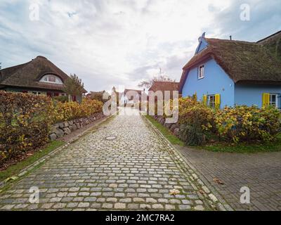 Maisons modernes de style traditionnel avec toit en roseaux. Village de pêcheurs historique Putgarten à Kap Arkona, Rugen Island. Banque D'Images