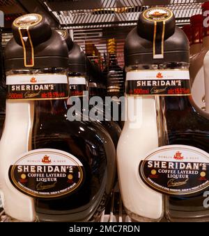 Café liqueur Sheridan s couches alcool bouteille Photo Stock - Alamy