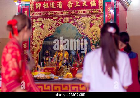 Chiang Mai, Thaïlande. 21st janvier 2023. Les gens sont vus prier pendant la célébration du nouvel an lunaire au Temple Guan Yu Bo BIA. La célébration du nouvel an lunaire chinois, après deux ans sous des restrictions strictes de Covid, finit par célébrer le nouvel an lunaire chinois 2023. La nouvelle année lunaire chinoise, ou Festival de printemps, tombe le 22 janvier 2023 et annonce le début de l'« année du lapin ». Crédit : SOPA Images Limited/Alamy Live News Banque D'Images