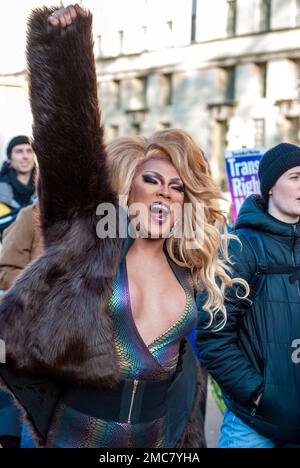 Londres, Royaume-Uni. 21st janvier 2023. Le protocole de la London Trans Pride (LTP) après que le gouvernement britannique ait bloqué la législation écossaise sur la réforme des sexes. Dans une déclaration de lundi, le secrétaire britannique en Écosse, Alister Jack, a confirmé qu'il avait bloqué le projet de loi en utilisant l'article 35 de l'Scotland Act. Cela l'empêche d'obtenir la sanction royale et de devenir loi. Credit: JOHNNY ARMSTEAD/Alamy Live News Banque D'Images