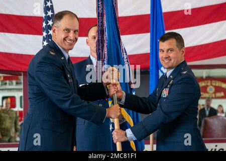 Le colonel Jason Holcomb, à droite, prend le commandement du Groupe de soutien de la mission 436th après avoir reçu le guide du colonel Matt Husemann, à gauche, commandant de l'escadre du 436th aérolève-personnes, lors d'une cérémonie de changement de commandement tenue à la station d'incendie de la base de la Force aérienne de Douvres, Delaware (27 juin 2022). Holcomb a commencé sa carrière militaire à la Dover AFB et est revenu après plus de 20 ans. Banque D'Images