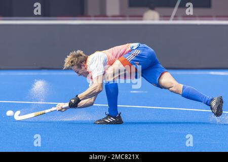 BHUBANESWAR - Jip Janssen (NED) souffre d'une blessure à la tête lors de l'entraînement menant aux quarts de finale du Championnat du monde de hockey en Inde. ANP WILLEM VERNES pays-bas - belgique sortie Banque D'Images