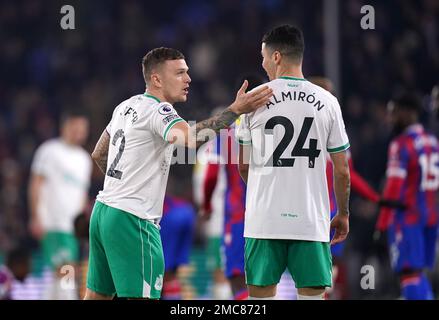 Kieran Trippier de Newcastle United (à gauche) parle avec Miguel Almiron lors du match de la Premier League à Selhurst Park, Londres. Date de la photo: Samedi 21 janvier 2023. Banque D'Images