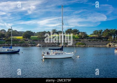 Un voilier amarré dans le port de Monterey en Californie Banque D'Images