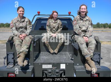 (De gauche à droite) l'aviateur principal de la Force aérienne des États-Unis Michelle Brewer, spécialiste du transport aérien au 52nd Logistics Readiness Squadron de la base aérienne de Spangdahlem, Allemagne, Sgt. Audrey Johnson, spécialiste du transport aérien au 72nd Logistics Readinron de la base aérienne de Tinker, Oklahoma, Et Airman principal Hannah Shackleford, spécialiste du transport aérien au 52nd e Escadron de préparation logistique à Spangdahlem AB. Ensemble, ils sont les premiers États-Unis Équipe de transport aérien toutes femmes de la Force aérienne à l’exercice Real Th ‘22 à la base aérienne de Beja, au Portugal. Banque D'Images