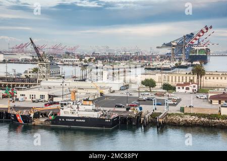 Un cutter de la Garde côtière américaine est attaché au quai du port à conteneurs le plus achalandé d'Amérique du Nord, le port de Los Angeles, en Californie Banque D'Images