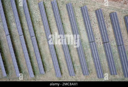 Panneaux de chaleur solaires fournissant une énergie alternative au village local Banque D'Images