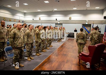 Des aviateurs et des gardiens de l'aile de soutien au combat 501st sont à l'attention lors d'une cérémonie d'Assomption du commandement à la RAF Broughton, en Angleterre, au 27 juin 2022. Une prise de commandement est une tradition militaire qui représente l’obtention formelle de l’autorité et de la responsabilité d’une unité par un commandant. Banque D'Images