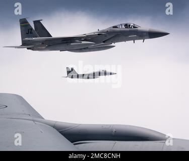 Les pygargues F-15C de la Force aérienne des États-Unis affectés à l'escadron de chasse 159th de la Garde aérienne nationale de Lousiana, volent à côté d'un KC-135 Stratotanker affecté à la base aérienne de MacDill, en Floride, 6th escadre de ravitaillement aérien au-dessus de la mer des Caraïbes à l'appui de l'opération Noble Defender (OND) 29 juin du Commandement de la défense aérospatiale de l'Amérique du Nord (NORAD), 2022. Dans le cadre de l'OND, qui est une opération récurrente, la région continentale des États-Unis du NORAD (CONR) a coordonné et mené des opérations conjointes avec la Marine américaine tout en lançant simultanément des avions à partir de différents endroits de la côte du golfe des États-Unis et de Porto Rico. BIEN Banque D'Images