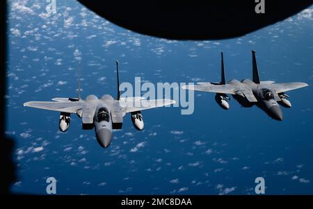 Les pygargues F-15C de la Force aérienne des États-Unis affectés à l'escadron de chasse 159th de la Garde aérienne nationale de Lousiana, volent en formation derrière un KC-135 Stratotanker affecté à la base aérienne de MacDill, en Floride, 6th, à l'appui de l'opération Noble Defender (OND) du Commandement de la défense aérospatiale de l'Amérique du Nord (NORAD) 29 juin 2022. Dans le cadre de l'OND, qui est une opération récurrente, la région continentale des États-Unis du NORAD (CONR) a coordonné et mené des opérations conjointes avec la Marine américaine tout en lançant simultanément des avions à partir de différents endroits de la côte du golfe des États-Unis et de Porto Rico. D'AUTRE part, est un integ Banque D'Images