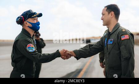 BASE DE CORPS DE MARINE HAWAÏ, Hawaï (27 juin 2022) - États-Unis Bleu marine clair Justin Fujimura, commandant du TOC de la baie Kaneohe, salue le capitaine Osuga, commandant de détachement de l'escadron de patrouille aérienne 3, Force d'autodéfense maritime japonaise, à la base du corps des Marines d'Hawaï pendant la côte du Pacifique (RIMPAC) 2022. Vingt-six nations, 38 navires, quatre sous-marins, plus de 170 avions et 25 000 membres du personnel participent au programme RIMPAC de 29 juin au 4 août dans les îles hawaïennes et dans le sud de la Californie. Le plus grand exercice maritime international au monde, RIMPAC offre une occasion unique de formation pendant la fost Banque D'Images