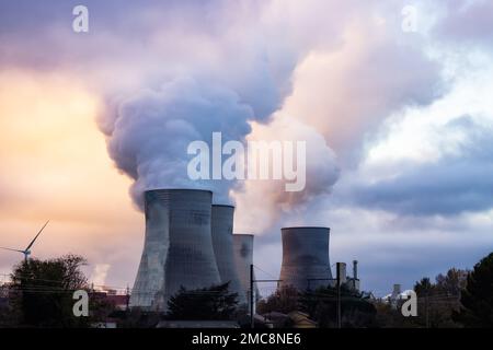 Centrale nucléaire près de Cruas, France, Europe. Banque D'Images