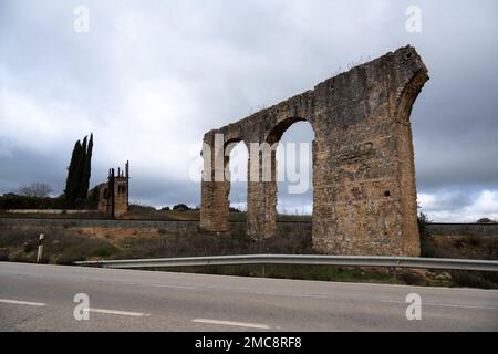 L'aqueduc de la Hidalga et Coca situé près du duvet andalou de Ronda, en Espagne Banque D'Images