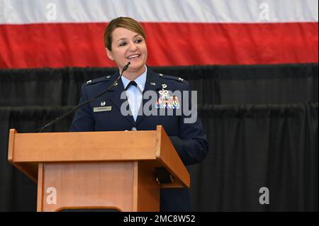 Le colonel Taona Enriquez, commandant du groupe de la base aérienne 66th, prend la parole au cours d'une cérémonie de passation de commandement à la base aérienne Hanscom, Mass., 27 juin. En tant que commandant, Enriquez est responsable de la sécurité, du soutien et du maintien de plus de 5 000 membres actifs de la Réserve et de la Garde nationale, des civils et des entrepreneurs du ministère de la Défense, ainsi que de 130 000 militaires et conjoints retraités vivant dans la région de New England à six États et à New York. Banque D'Images