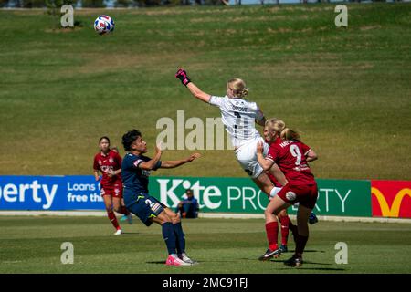 Adélaïde, Australie. 21st janvier 2023. Adélaïde, Australie méridionale, 21 janvier 2023 : Annalee Grove (1 Adelaide United) joue le ballon lors du match Liberty A-League entre Adélaïde United et la victoire de Melbourne au ServiceFM Stadium d'Adélaïde, en Australie. (NOE Llamas/SPP) crédit: SPP Sport Press photo. /Alamy Live News Banque D'Images