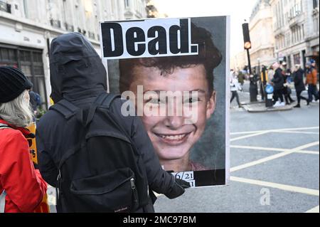 BBC, Londres, Royaume-Uni, 21 janvier 2023 : des milliers de manifestants exigent que les victimes de la vaccination des blessés soient « Truth told » et qu'elles demandent justice. La BBC arrête le mensonge, nous exigeons la transperence du gouvernement britannique. Crédit : voir Li/Picture Capital/Alamy Live News Banque D'Images