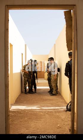 ÉTATS-UNIS Des bérets verts affectés au groupe des forces spéciales 19th (aéroporté) de la Garde nationale de l'armée de l'Utah, instruit les opérations spéciales marocaines sur la façon d'entrer et de dégager correctement une pièce pendant l'entraînement de combat des quarts de fermeture à Tifnit, au Maroc, pendant l'African Lion 22, au 27 juin 2022. African Lion 22 est américain Le plus grand exercice annuel combiné, conjoint, du Commandement de l'Afrique organisé par le Maroc, le Ghana, le Sénégal et la Tunisie, 6 juin - 30. Plus de 7 500 participants de 28 pays et de l'OTAN s'entraînent ensemble en mettant l'accent sur l'amélioration de la préparation des forces américaines et des pays partenaires. AL22 est un multi-domaine commun, multi-c Banque D'Images