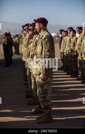 ÉTATS-UNIS Les soldats de l'armée affectés au groupe des forces spéciales 19th (aéroporté) de la Garde nationale de l'Utah reçoivent leurs ailes de saut étrangères après avoir sauté avec les opérations spéciales marocaines et tunisiennes dans l'opération aéroportée de l'amitié dans l'African Lion 22, 27 juin 2022. African Lion 22 est américain Le plus grand exercice annuel combiné, conjoint, du Commandement de l'Afrique organisé par le Maroc, le Ghana, le Sénégal et la Tunisie, 6 juin - 30. Plus de 7 500 participants de 28 pays et de l'OTAN s'entraînent ensemble en mettant l'accent sur l'amélioration de la préparation des forces américaines et des pays partenaires. AL22 est une liaison tous domaines, multi-composants, et Banque D'Images