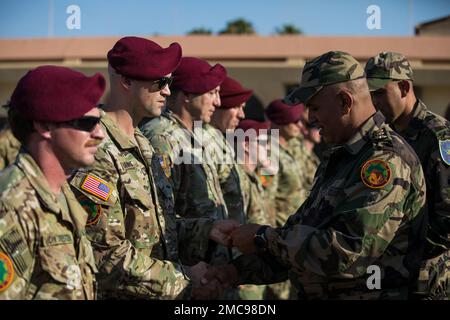 ÉTATS-UNIS Les soldats de l'armée affectés au groupe des forces spéciales 19th (aéroporté) de la Garde nationale de l'Utah reçoivent leurs ailes de saut étrangères après avoir sauté avec les opérations spéciales marocaines et tunisiennes dans l'opération aéroportée de l'amitié dans l'African Lion 22, 27 juin 2022. African Lion 22 est américain Le plus grand exercice annuel combiné, conjoint, du Commandement de l'Afrique organisé par le Maroc, le Ghana, le Sénégal et la Tunisie, 6 juin - 30. Plus de 7 500 participants de 28 pays et de l'OTAN s'entraînent ensemble en mettant l'accent sur l'amélioration de la préparation des forces américaines et des pays partenaires. AL22 est une liaison tous domaines, multi-composants, et Banque D'Images