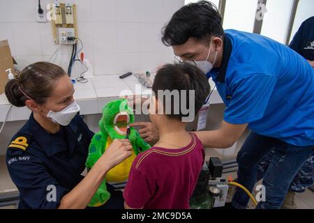 PHU YEN, Vietnam (28 juin 2022) – le lieutenant Lesley Hailey, officier des services médicaux de la Marine royale, à gauche, enseigne à un jeune patient les techniques d'hygiène dentaire à l'hôpital général de Phu yen durant le Pacific Partnership 2022 (PP22). En 17th ans, le Partenariat Pacifique est la plus importante mission multinationale annuelle d'aide humanitaire et de préparation aux secours en cas de catastrophe menée dans l'Indo-Pacifique. Banque D'Images