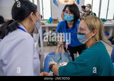 PHU YEN, Vietnam (28 juin 2022) – Lt. Cmdr. Alice-Anne Alcorn, de McKinney (Texas), à droite, et le personnel dentaire vietnamien fournissent des soins dentaires à l'hôpital général Phu yen durant le Pacific Partnership 2022 (PP22). En 17th ans, le Partenariat Pacifique est la plus importante mission multinationale annuelle d'aide humanitaire et de préparation aux secours en cas de catastrophe menée dans l'Indo-Pacifique. Banque D'Images