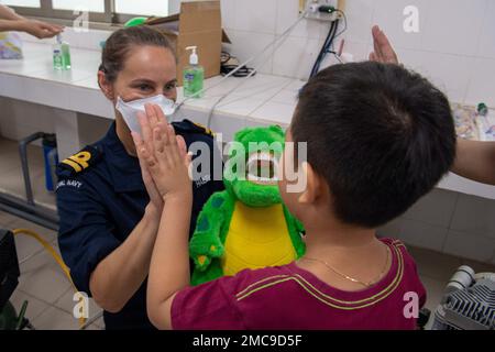 PHU YEN, Vietnam (28 juin 2022) – le lieutenant Lesley Hailey, officier des services médicaux de la Marine royale, a quitté le navire, donne à un patient un nombre élevé de cinq personnes à l'hôpital général de Phu yen pendant le Partenariat Pacifique 2022 (PP22). En 17th ans, le Partenariat Pacifique est la plus importante mission multinationale annuelle d'aide humanitaire et de préparation aux secours en cas de catastrophe menée dans l'Indo-Pacifique. Banque D'Images