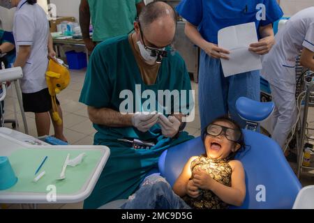 PHU YEN, Vietnam (28 juin 2022) – Cmdr. Daniel Fuhrmann, de Sparta, Wisconsin, fournit des soins dentaires à un enfant de l'hôpital général Phu yen durant le Pacific Partnership 2022 (PP22). En 17th ans, le Partenariat Pacifique est la plus importante mission multinationale annuelle d'aide humanitaire et de préparation aux secours en cas de catastrophe menée dans l'Indo-Pacifique. Banque D'Images