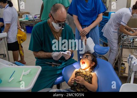 PHU YEN, Vietnam (28 juin 2022) – Cmdr. Daniel Fuhrmann, de Sparta, Wisconsin, fournit des soins dentaires à un enfant de l'hôpital général Phu yen durant le Pacific Partnership 2022 (PP22). En 17th ans, le Partenariat Pacifique est la plus importante mission multinationale annuelle d'aide humanitaire et de préparation aux secours en cas de catastrophe menée dans l'Indo-Pacifique. Banque D'Images