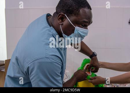 PHU YEN, VIETNAM (28 juin 2022) – Hôpital Corpsman 2nd classe Keon Waldron, de Kay Bay, Hawaii, enseigne aux jeunes patients des techniques de brossage des dents sur une marionnette dentaire à l'hôpital général de Phu yen durant le partenariat Pacifique 2022 (PP22). En 17th ans, le Partenariat Pacifique est la plus importante mission multinationale annuelle d'aide humanitaire et de préparation aux secours en cas de catastrophe menée dans l'Indo-Pacifique. Banque D'Images