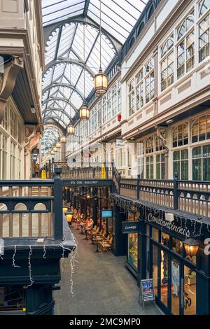 Vue depuis le balcon à l'intérieur de l'arcade victorienne de High Street, Cardiff, pays de Galles du Sud Banque D'Images