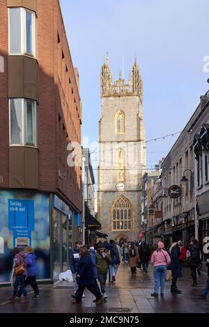 Vue sur l'église Saint-Jean-Baptiste en bas de Church Street, Cardiff, pays de Galles du Sud Banque D'Images