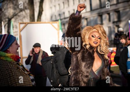 Londres, Royaume-Uni. 21st janvier 2023. Gestes protestataires pendant la manifestation des droits de la Transcanadienne. Des manifestations ont eu lieu à Londres à la suite du blocage par le gouvernement britannique de la réforme sur la reconnaissance des sexes qui a été adoptée en décembre 2022. Crédit : SOPA Images Limited/Alamy Live News Banque D'Images