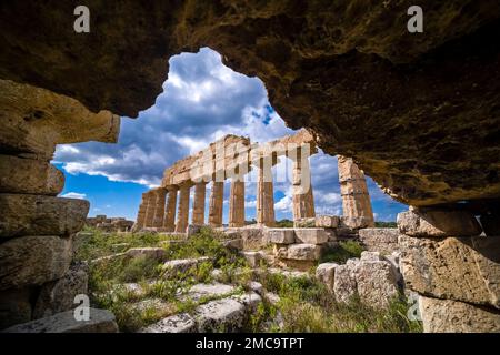 Ruines et colonnes du temple d'Agropoli dans le site archéologique de Selinunte, vestiges de l'ancienne ville grecque de Selinus. Banque D'Images