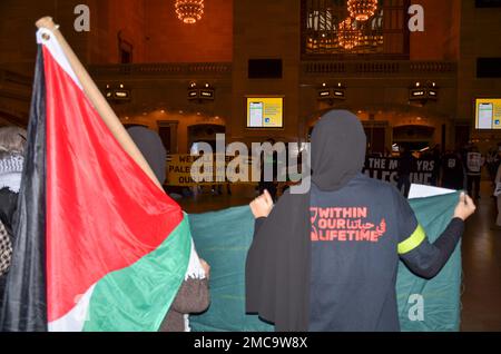 Description: New York City, États-Unis. 21st janvier 2023. Les New-Yorkais se sont rassemblés devant la bibliothèque publique de New York pour se tenir en solidarité avec les victimes de la islamique Revolutionary Guards Corp en Iran. Ryan Rahman/Alamy Live News Banque D'Images