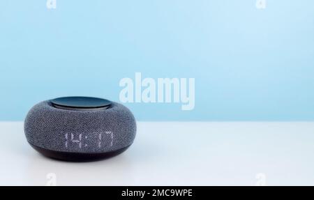 Mini enceinte Smart Home gros plan. Concept de haut-parleur intelligent ai. Haut-parleur à commande vocale avec reconnaissance vocale activée Banque D'Images