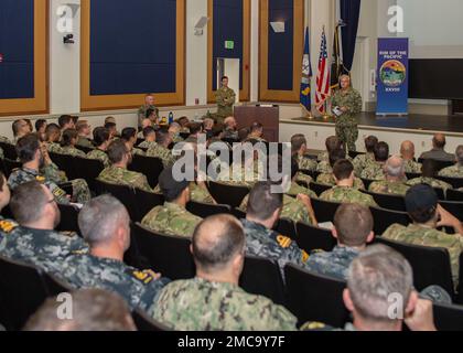 220628-N-FG807-1003 SAN DIEGO (28 juin 2022) – le sous-ministre adjoint Christopher Alexander, commandant de la Force opérationnelle 177, prononce un discours de bienvenue à la cérémonie d'ouverture de la Rim of the Pacific (RIMPAC) 2022 en Californie du Sud. Vingt-six nations, 38 navires, quatre sous-marins, plus de 170 avions et 25 000 membres du personnel participent au programme RIMPAC de 29 juin au 4 août dans les îles hawaïennes et dans le sud de la Californie. Le plus grand exercice maritime international au monde, RIMPAC offre une occasion unique de formation tout en favorisant et en soutenant des relations de coopération entre les participants essentiels à Banque D'Images