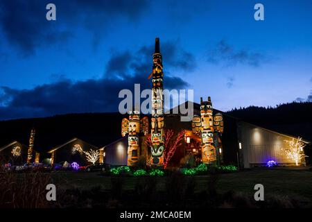 Totems à l'hôtel et casino Seven Cedars, Sequim, État de Washington, États-Unis Banque D'Images