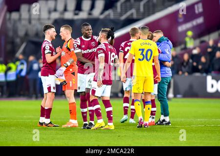 Londres, Royaume-Uni. 21st janvier 2023. Les joueurs se réunissent à la fin du match de la Premier League entre West Ham United et Everton au stade de Londres, parc olympique Queen Elizabeth, Londres, Angleterre, le 21 janvier 2023. Photo de Phil Hutchinson. Utilisation éditoriale uniquement, licence requise pour une utilisation commerciale. Aucune utilisation dans les Paris, les jeux ou les publications d'un seul club/ligue/joueur. Crédit : UK Sports pics Ltd/Alay Live News Banque D'Images