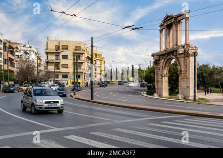 L'arche d'Hadrien, plus communément connue en grec sous le nom de porte d'Hadrien, est une porte monumentale ressemblant à une arche triomphale romaine Banque D'Images