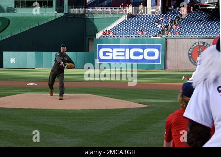 Les ressortissants de Washington ont accueilli la Journée de la Garde nationale à Nationals Park, Washington, D.C., 28 juin 2022. Les cérémonies de reconnaissance avant le match comprenaient des membres de la Garde nationale qui tapissent le champ, un premier discours de cérémonie du général de la Force aérienne, Keith MacDonald, des exercices de la Garde des couleurs et des présentations de l'hymne national et de l'Amérique bénis de Dieu chantés par le Sgt de l'Armée de terre Victoria Golding. (É.-U. Photos de la Garde nationale aérienne par le Sgt. Erich B. Smith) Banque D'Images