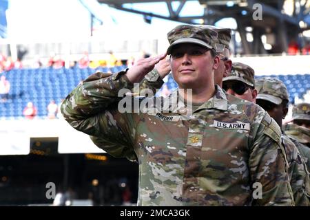 Les ressortissants de Washington ont accueilli la Journée de la Garde nationale à Nationals Park, Washington, D.C., 28 juin 2022. Les cérémonies de reconnaissance avant le match comprenaient des membres de la Garde nationale qui tapissent le champ, un premier discours de cérémonie du général de la Force aérienne, Keith MacDonald, des exercices de la Garde des couleurs et des présentations de l'hymne national et de l'Amérique bénis de Dieu chantés par le Sgt de l'Armée de terre Victoria Golding. (É.-U. Photos de la Garde nationale aérienne par le Sgt. Erich B. Smith) Banque D'Images