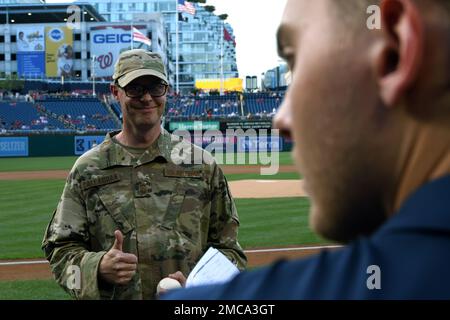 Les ressortissants de Washington ont accueilli la Journée de la Garde nationale à Nationals Park, Washington, D.C., 28 juin 2022. Les cérémonies de reconnaissance avant le match comprenaient des membres de la Garde nationale qui tapissent le champ, un premier discours de cérémonie du général de la Force aérienne, Keith MacDonald, des exercices de la Garde des couleurs et des présentations de l'hymne national et de l'Amérique bénis de Dieu chantés par le Sgt de l'Armée de terre Victoria Golding. (É.-U. Photos de la Garde nationale aérienne par le Sgt. Erich B. Smith) Banque D'Images